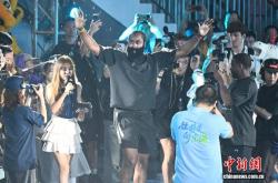 NBA球星詹姆斯·哈登现身广州南(nán)沙“区BA”赛場(chǎng)