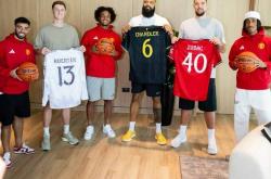 聯(lián)动！祖巴茨(cí)等NBA球员造访卡灵顿，获赠曼聯(lián)球衣