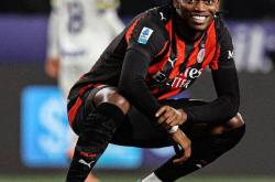 2-0到2-2！萨勒馬(mǎ)科(kē)爾(ěr)斯独造2球+空(kōng)门不进失绝杀，鱼腩逼平AC米兰