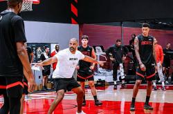 火箭训练氛围紧張(zhāng)！申京(jīng)隔扣亚当斯，史密斯迎战两人暴扣