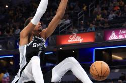 马刺续约达龙福克斯，注重长远布局