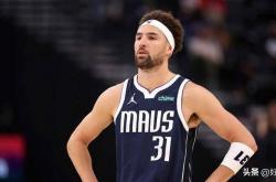 多才多艺，克莱·汤普森在(zài)潜水酒吧炫耀台球技