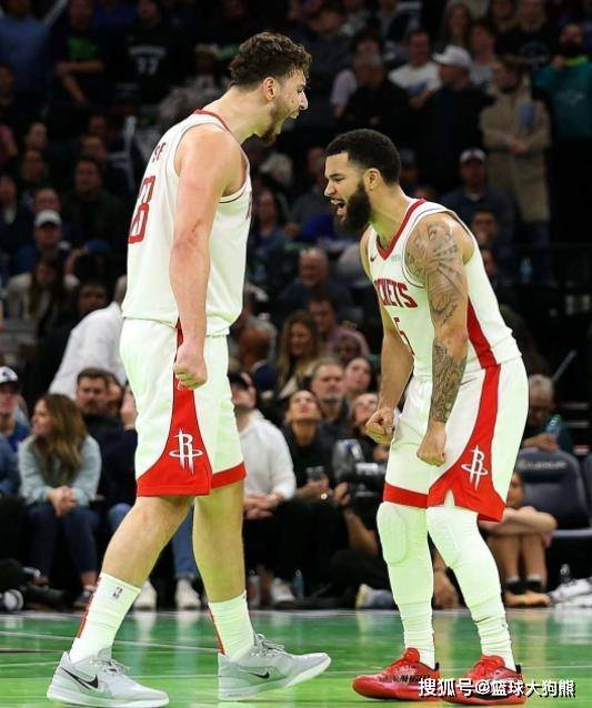 恭喜火箭队！申京回到休斯顿+3位新援亮相球馆，已正式投入训练