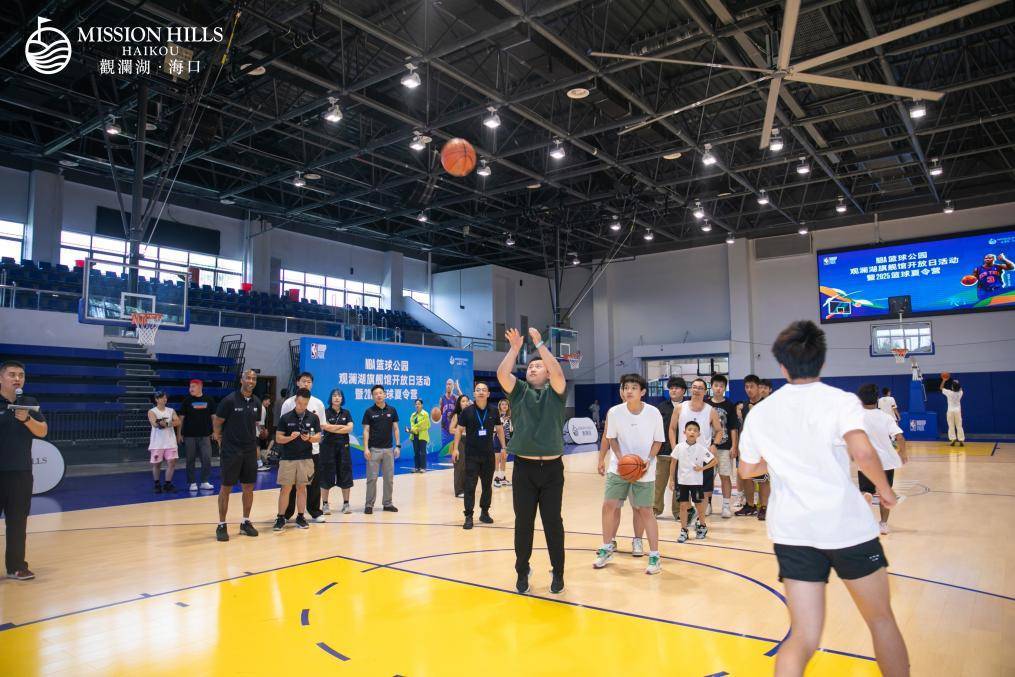 NBA篮球公园海口观澜湖旗舰馆开放日暨2025篮球夏令营开营，斯蒂芬·马布里现身助阵