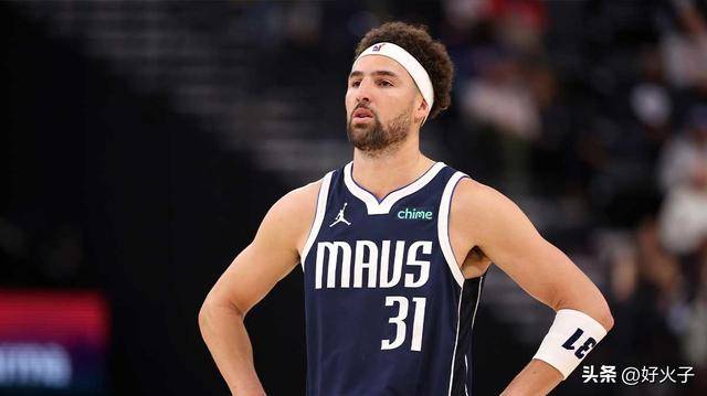 多才多艺，克莱·汤普森在潜水酒吧炫耀台球技