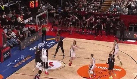 32+13！麦基狂砍两双首秀！NBA三冠中锋实力尽显