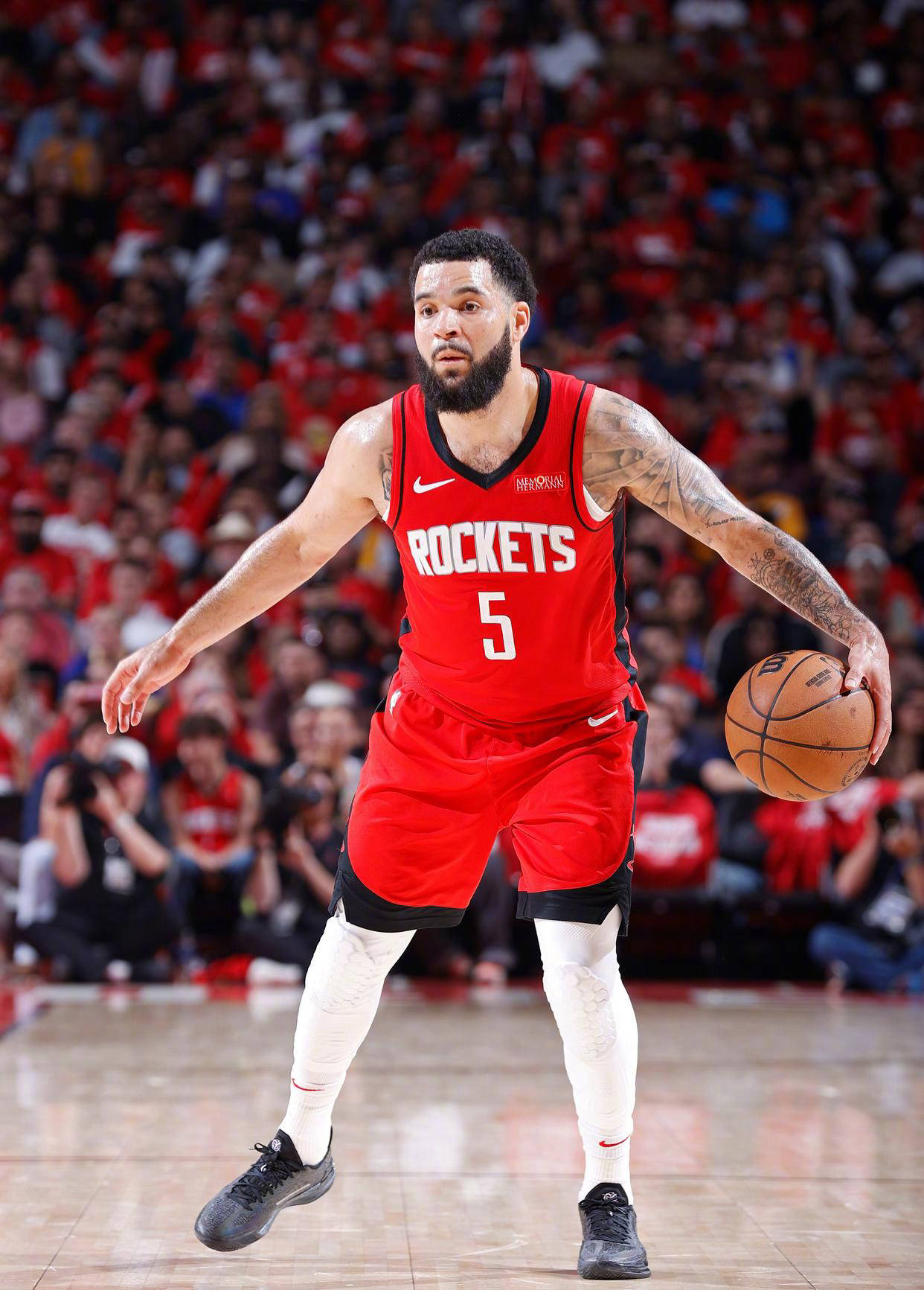 NBA东西部劲旅备战，湖人或成夺冠热门