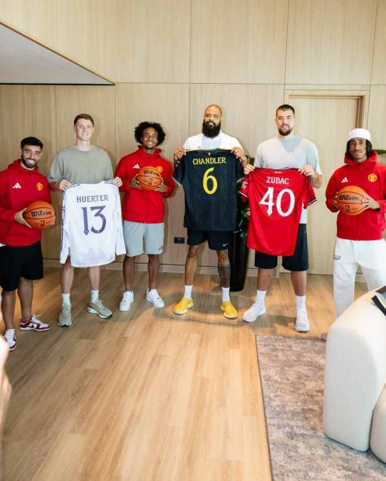 联动！祖巴茨等NBA球员造访卡灵顿，获赠曼联球衣