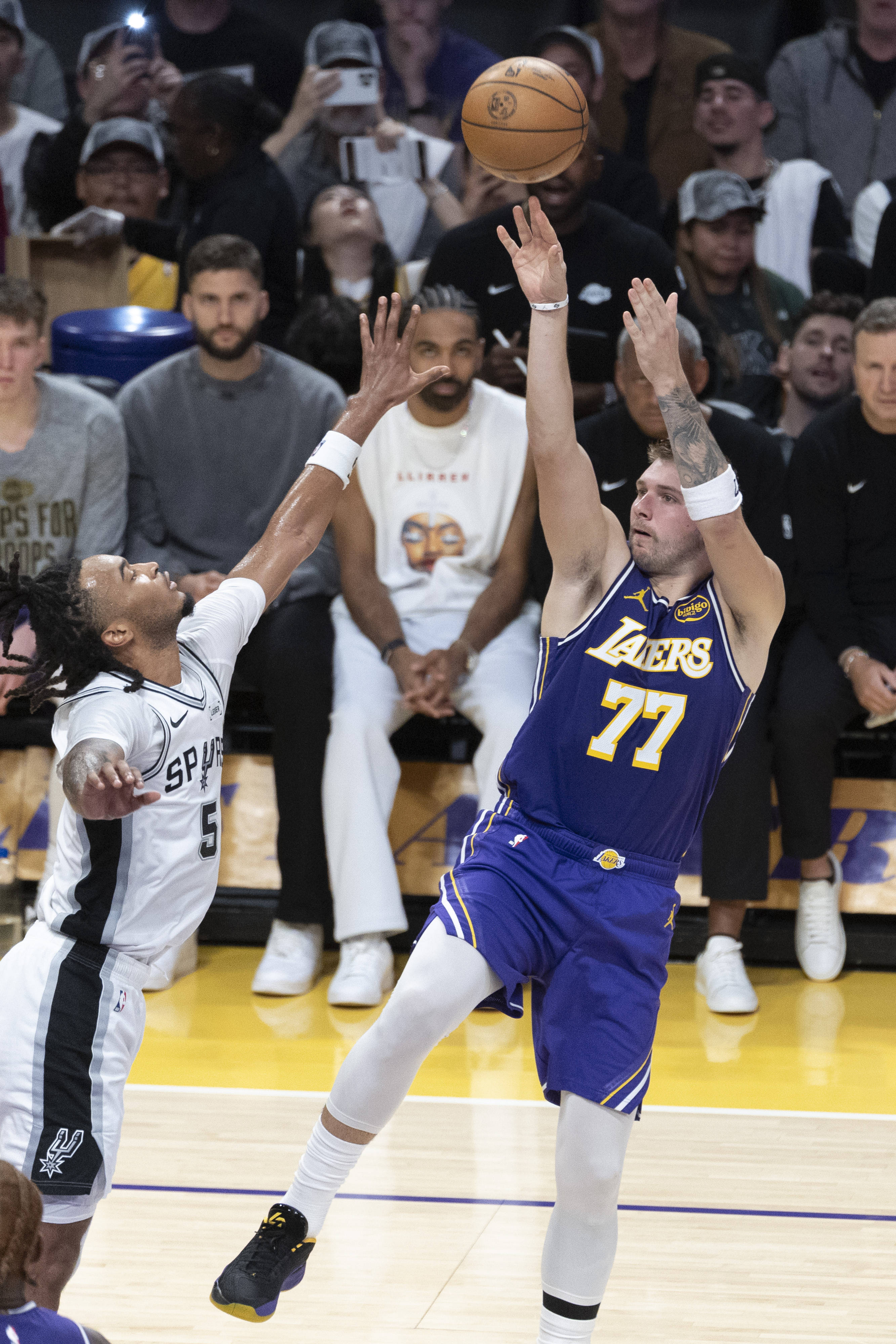 （体育）篮球——NBA常规赛：湖人胜马刺