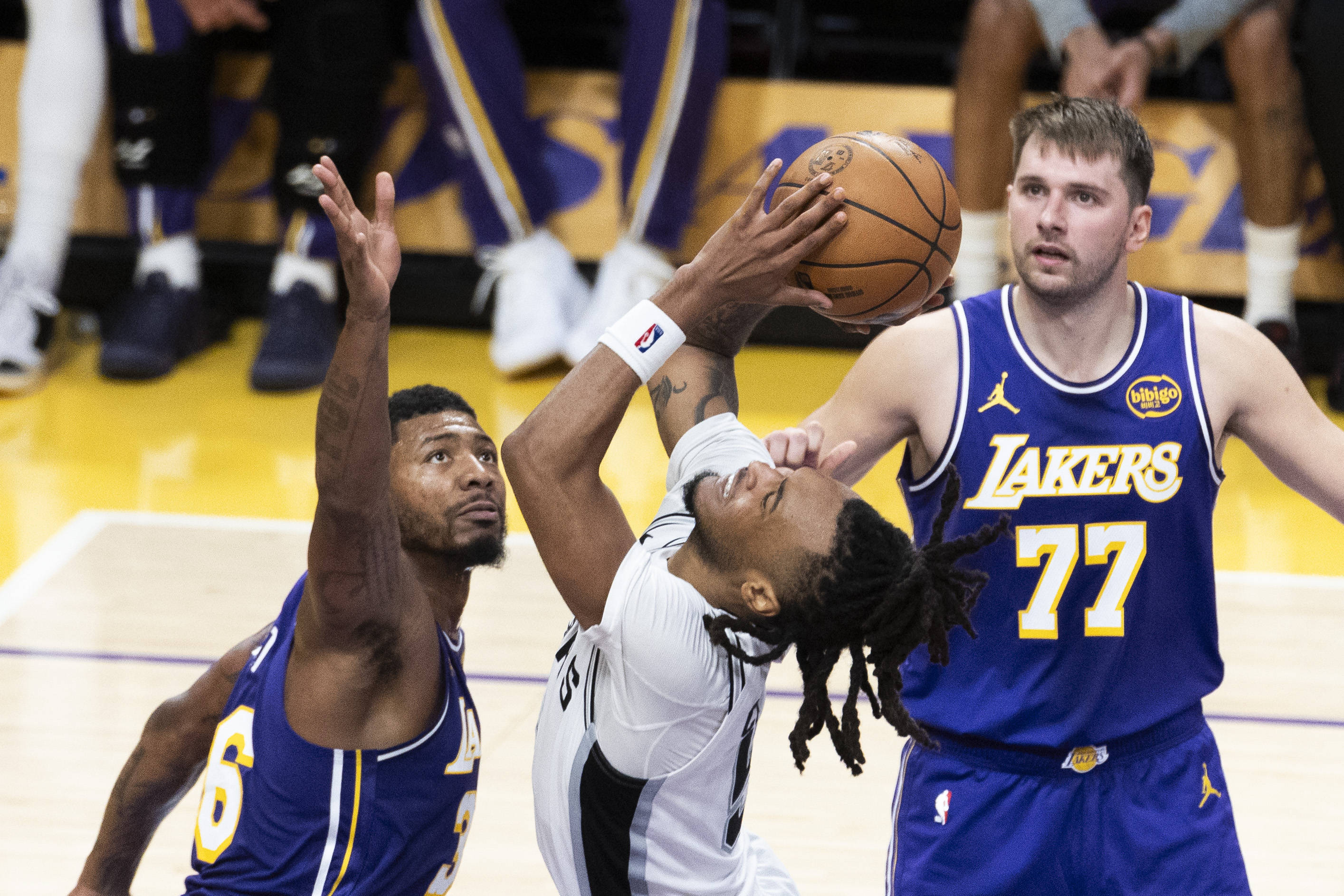 （体育）篮球——NBA常规赛：湖人胜马刺