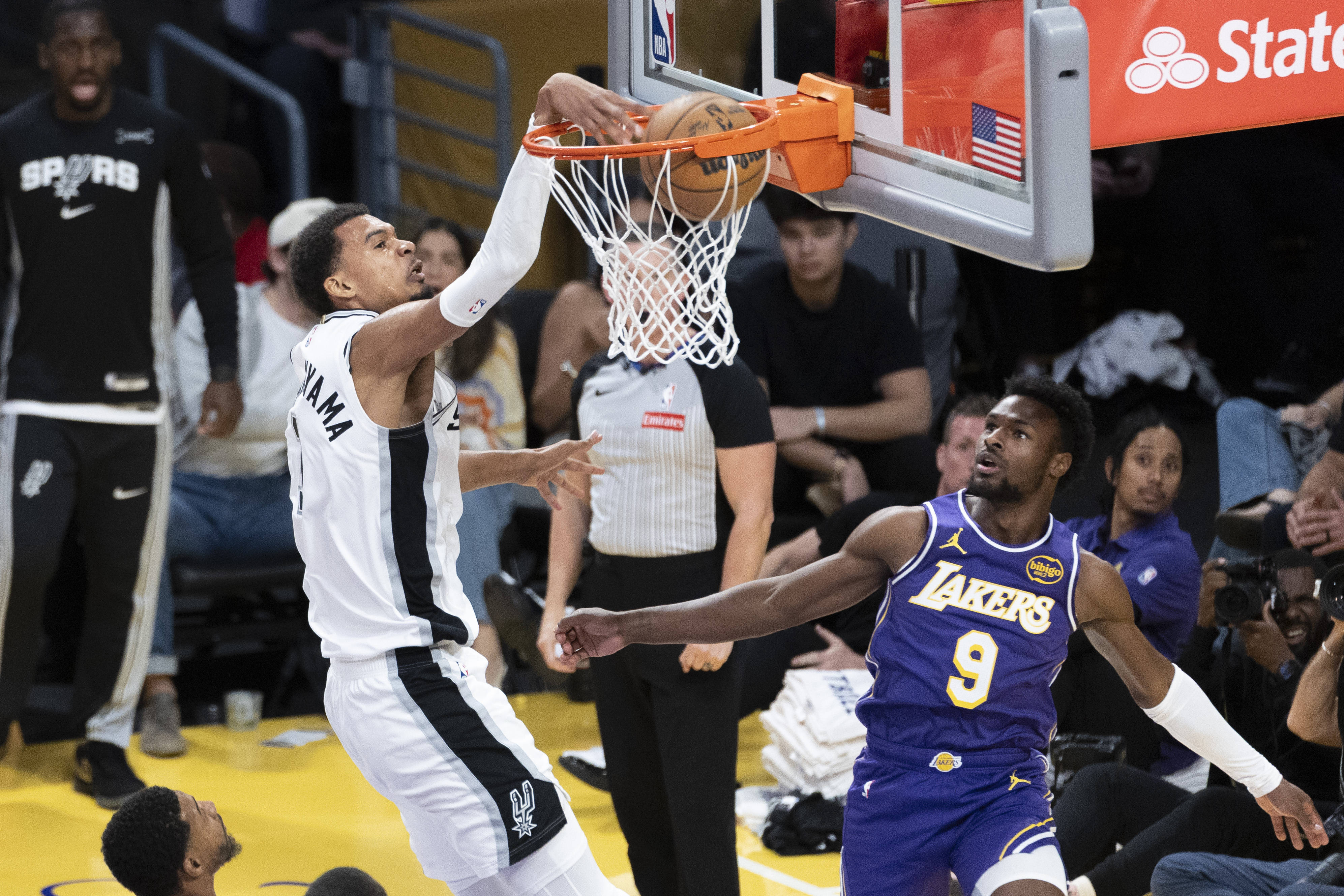 （体育）篮球——NBA常规赛：湖人胜马刺