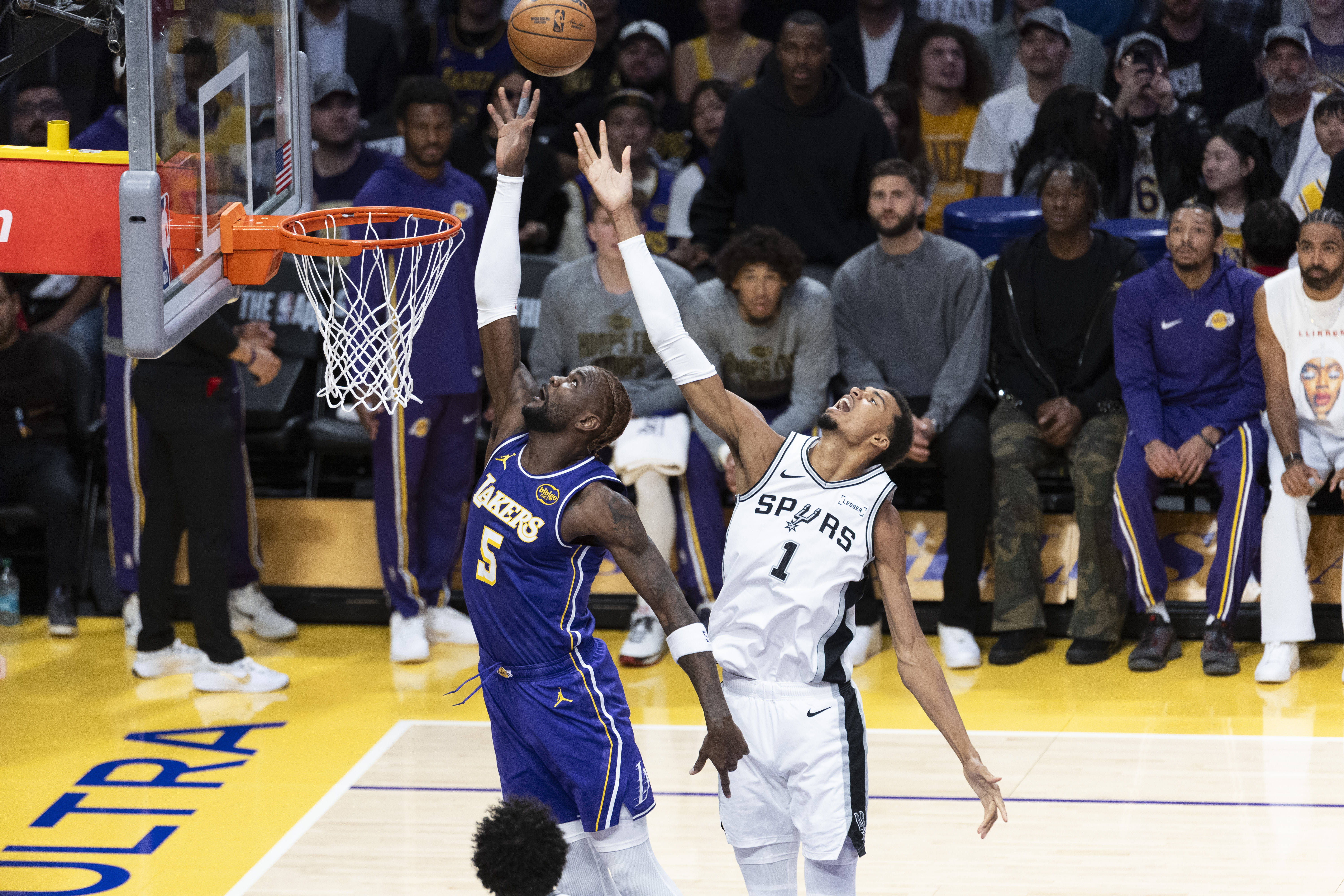 （体育）篮球——NBA常规赛：湖人胜马刺