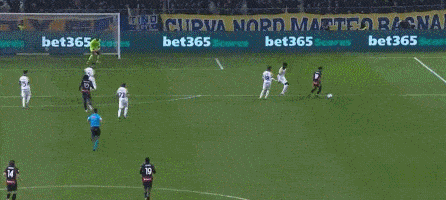 2-0到2-2！萨勒马科尔斯独造2球+空门不进失绝杀，鱼腩逼平AC米兰