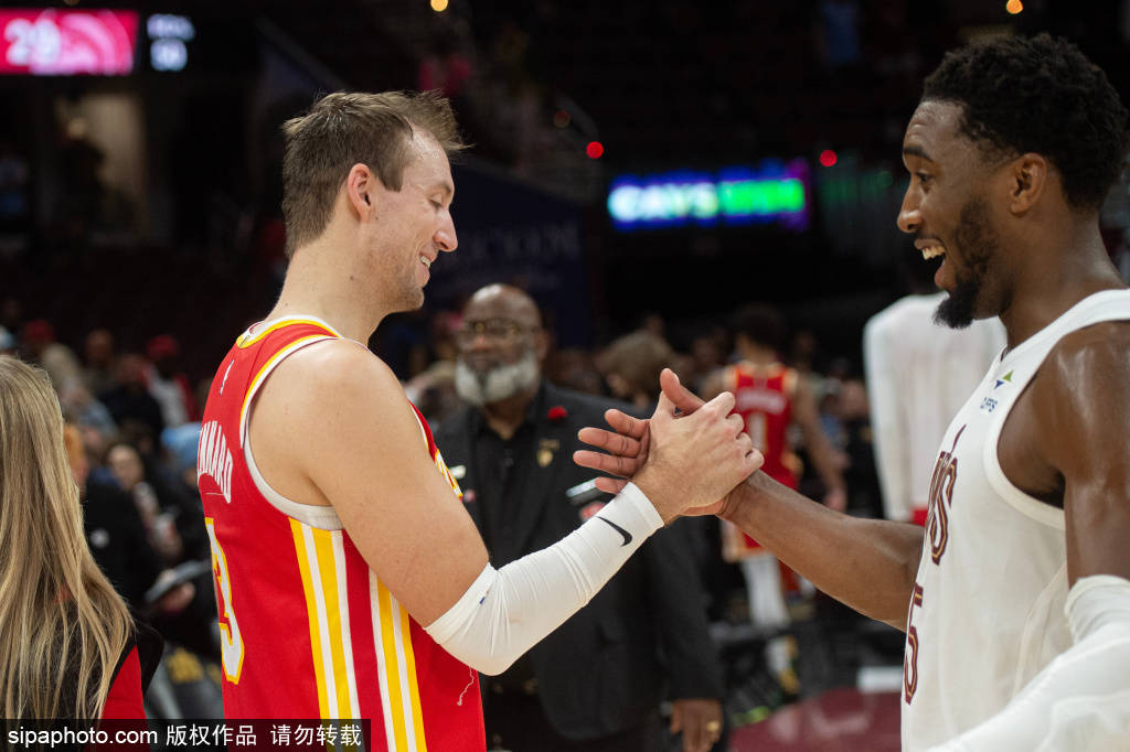 米切尔领衔骑士挑战老鹰，NBA杯小组赛战火重燃